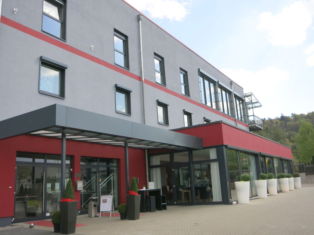 Aufstockung Hotel- und Gastronomiegebaeude Grunder Kirkel Limbach - neuer Anstrich Eingang