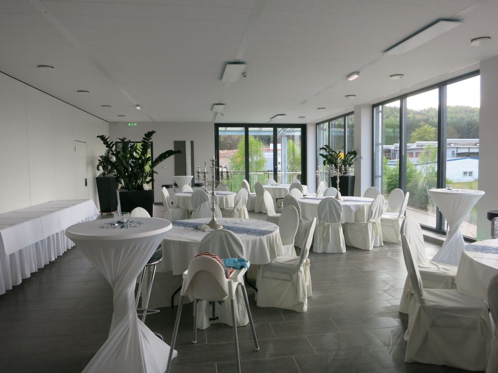 Aufstockung Hotel- und Gastronomiegebaeude Grunder Kirkel Limbach - Seminarraum mit Tischen
