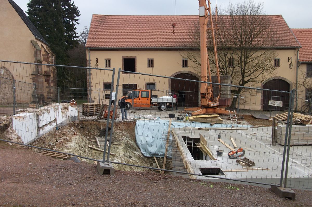 Rekonstruktion Mittelgebude - Beginn Mauerwerk