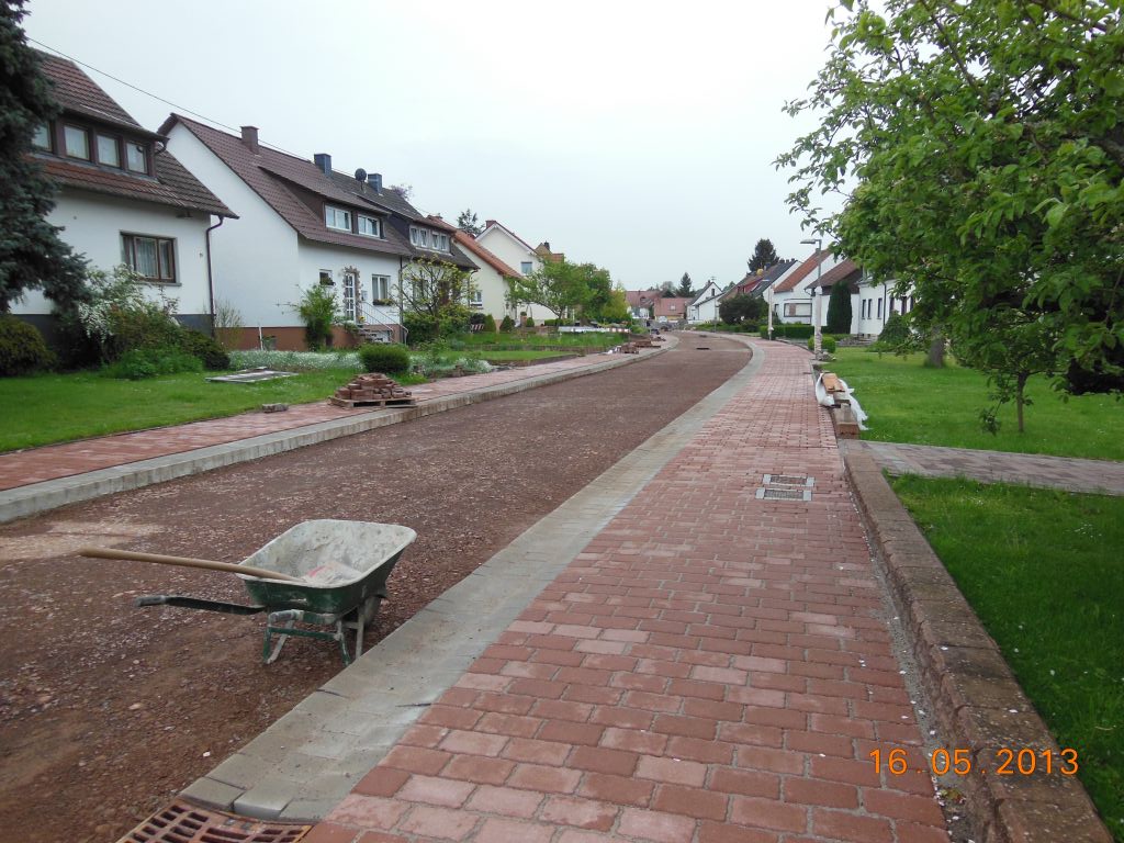 Mandelbachtal Bliesmengen-Bolchen Strassenbau Kettelerstrasse - Pflasterarbeiten am Gehweg